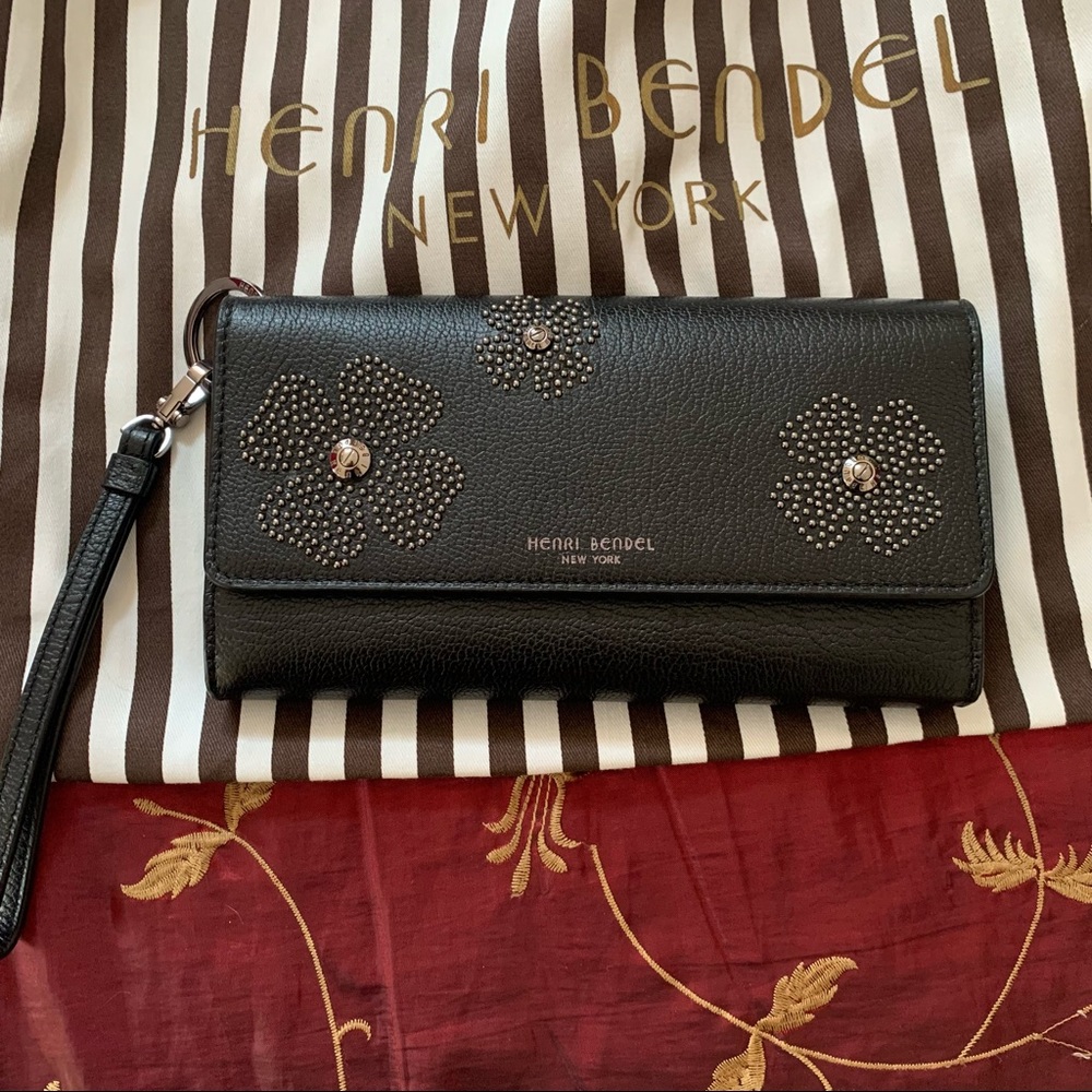 Henri Bendel black wristlet/wallet